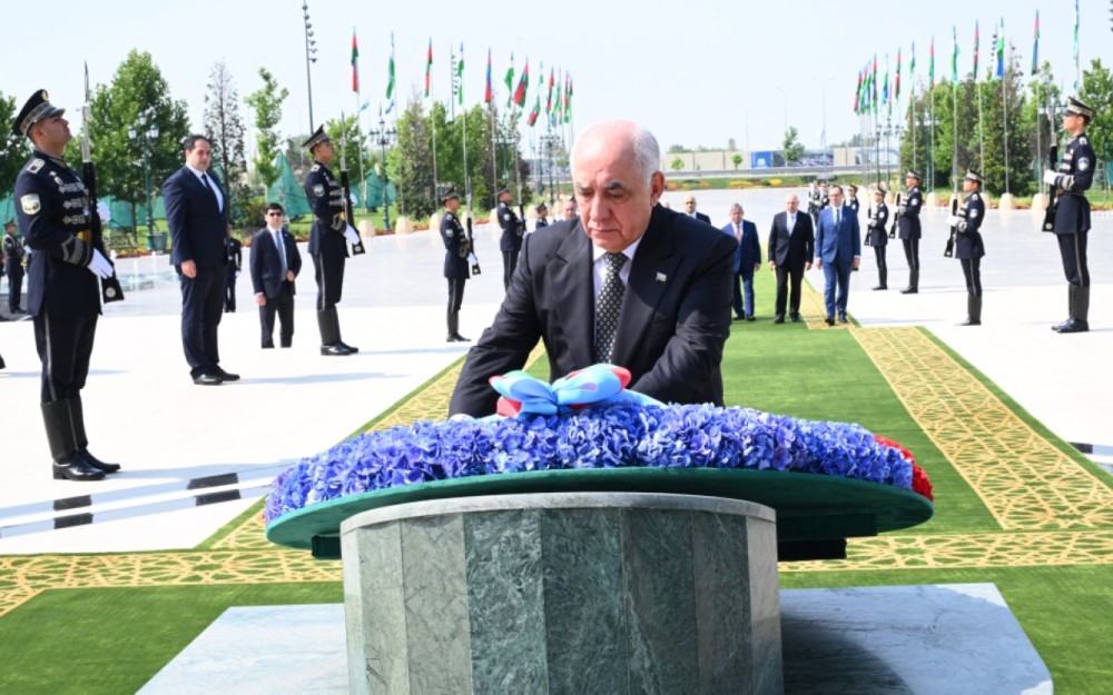 Əli Əsədov Daşkənddə Müstəqillik abidəsini ziyarət etdi -FOTOLAR